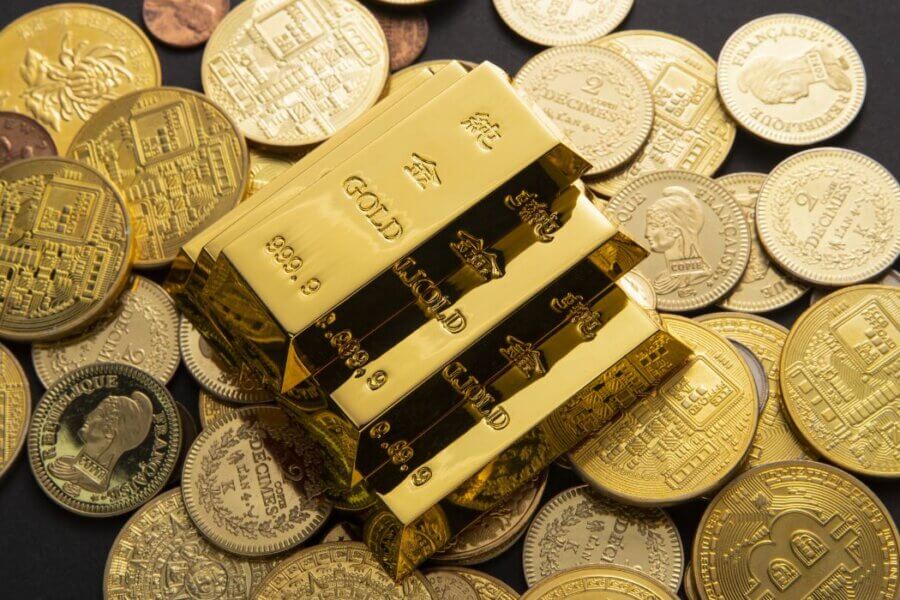 Goldbarren auf Münzen, die eine Gold-Steueroase und den verborgenen Vermögensvorteil von steuerfreiem Gold illustrieren