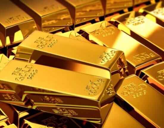 Stack of 1000g fine gold bars – gold price forecast and 50-year outlook on gold investment, AI impact and global economic scenarios