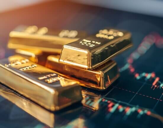Goldbarren auf einem Finanzmarktchart – physisches Gold als sicherer Hafen während Wirtschaftszyklen, Inflation, Finanzkrisen und Währungsinstabilität.