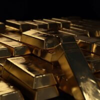 In einem sicheren Tresor gestapelte 999,9 Feingoldbarren – eine Strategie zur langfristigen Vermögenserhaltung, wie sie von Milliardärsdynastien, Family Offices im Rothschild-Stil und staatlichen Reserven angewandt wird.