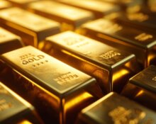 Nahaufnahme gestapelter Goldbarren mit eingravierten „Fine Gold“-Markierungen – symbolisiert globale Goldreserven, begrenztes Angebot, Peak Gold und steigende Goldpreise im Jahr 2026