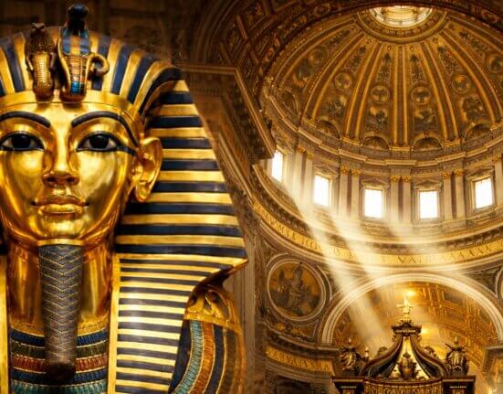 Tutanchamuns goldene Totenmaske neben der vergoldeten Kuppel des Petersdoms – als Symbol für Gold in der Religion vom Alten Ägypten bis zum Vatikan