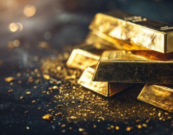 Stapel Goldbarren auf dunklem Hintergrund – physisches Goldbarren symbolisiert Werterhaltung, Goldinvestition und den zeitlosen Wertspeicher durch die Geschichte
